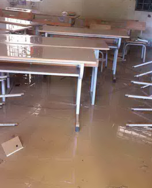 Bàn ghế bị hỏng Bàn ghế bị hỏng