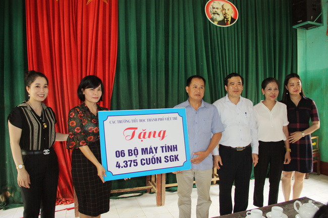 Các trường Tiểu học TP Việt Trì trao tặng máy tính, SGK hỗ trợ trường Tiều học Thục Luyện khắc phục hậu quả mưa lũ