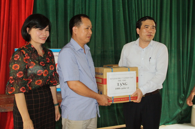 Ông Nguyễn Minh Tường trao tặng vở viết cho học sinh Trường Tiểu học Thục Luyện