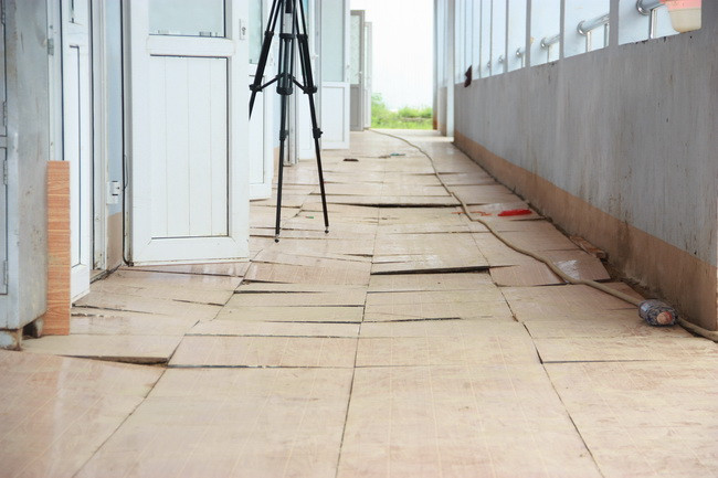 Nền nhà lớp học bị lún, bong gạch lát do ngập nước Nền nhà lớp học bị lún, bong gạch lát do ngập nước