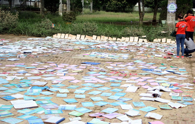 Nước còn gây ngập lụt toàn bộ các phòng chức năng, thư viện, phòng học gây hư hại bàn ghế, sách vở Nước còn gây ngập lụt toàn bộ các phòng chức năng, thư viện, phòng học gây hư hại bàn ghế, sách vở