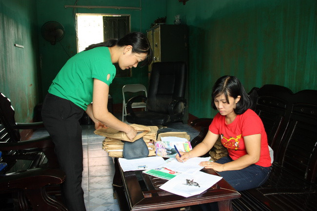 Nhân viên kế toán đang sao, lưu, kiểm tra lại những sổ sách kế toán, hồ sơ của nhà trường bị ngập ướt Nhân viên kế toán đang sao, lưu, kiểm tra lại những sổ sách kế toán, hồ sơ của nhà trường bị ngập ướt