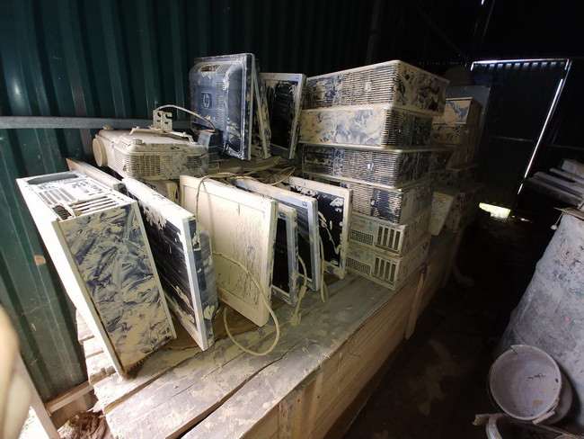 Hơn 40 bộ máy tính của trường bị phá hủy. Ước thiệt hại cơ sở vật chất, thiết bị tại trường lên đến gần 1 tỷ đồng Hơn 40 bộ máy tính của trường bị phá hủy. Ước thiệt hại cơ sở vật chất, thiết bị tại trường lên đến gần 1 tỷ đồng