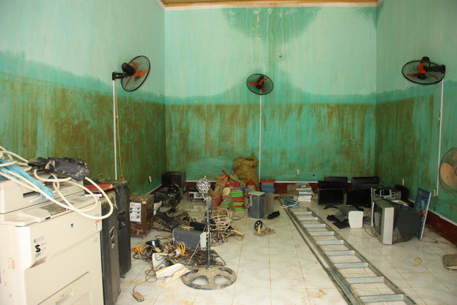 Cơn bão số 3 gây trận lũ lịch sử, nhiều trường ngập sâu. Đây là phòng chức năng với ngấn bùn cao trên 2 m tại Trường Tiểu học Thục Luyện, huyện Thanh Sơn. Trong phòng nhiều máy tính, máy in, máy photocopy bị nước, phá hủy không còn sử dụng được Cơn bão số 3 gây trận lũ lịch sử, nhiều trường ngập sâu. Đây là phòng chức năng với ngấn bùn cao trên 2 m tại Trường Tiểu học Thục Luyện, huyện Thanh Sơn. Trong phòng nhiều máy tính, máy in, máy photocopy bị nước, phá hủy không còn sử dụng được