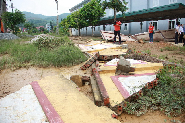 Một đoạn tường rào khoảng 400 mét của trường THPT Thanh Sơn vừa xây xong bị nước lũ cuốn đổ sập Một đoạn tường rào khoảng 400 mét của trường THPT Thanh Sơn vừa xây xong bị nước lũ cuốn đổ sập