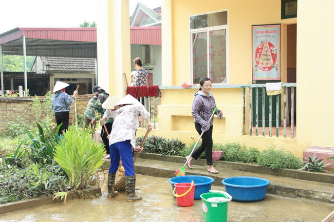 Các cô giáo của trường Mầm non xã Địch Quả (huyện Tân Sơn) đang tích cực thu dọn bùn đất cùng phụ huynh để chuẩn bị cho năm học mới. Toàn bộ đồ dùng đồ chơi thiết yếu, đồ chơi ngoài trời, thiết bị khác của trường bị cuốn trôi, ước tổng thiệt hại khoảng 400 triệu đồng. Các cô giáo của trường Mầm non xã Địch Quả (huyện Tân Sơn) đang tích cực thu dọn bùn đất cùng phụ huynh để chuẩn bị cho năm học mới. Toàn bộ đồ dùng đồ chơi thiết yếu, đồ chơi ngoài trời, thiết bị khác của trường bị cuốn trôi, ước tổng thiệt hại khoảng 400 triệu đồng.