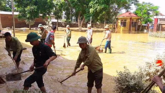 Lũ lớn quét qua, trường học tan hoang