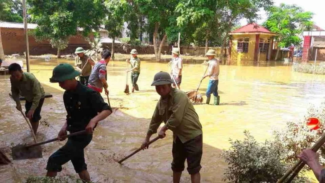 Lũ lớn quét qua, trường học tan hoang