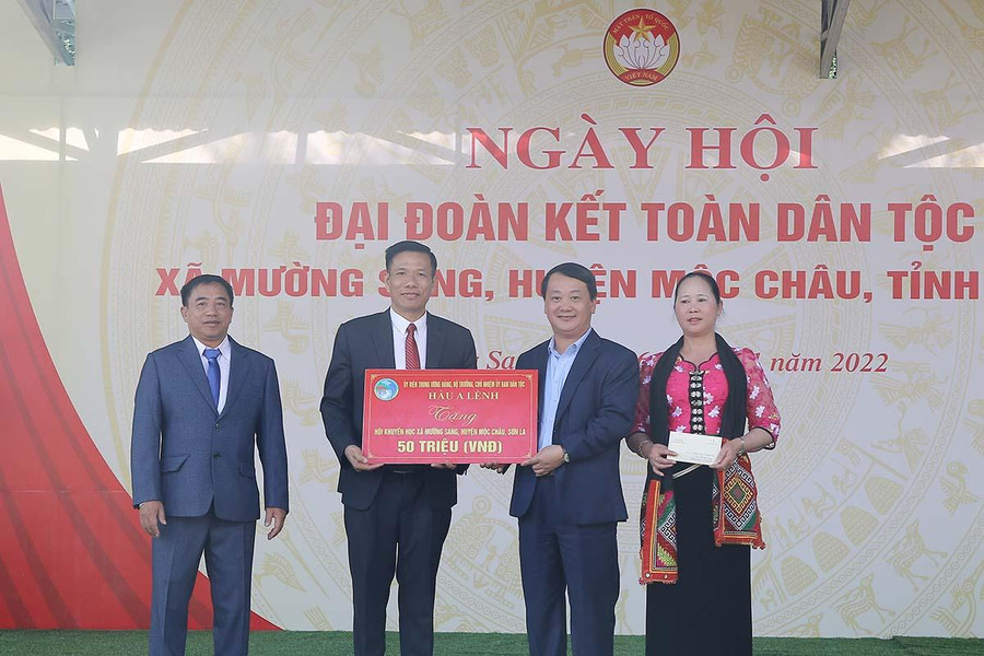 Ông Hầu A Lềnh (thứ 2 bên phải) tặng 50 triệu đồng ủng hộ Quỹ khuyến học xã Mường Sang. (Ảnh Huy Thành).