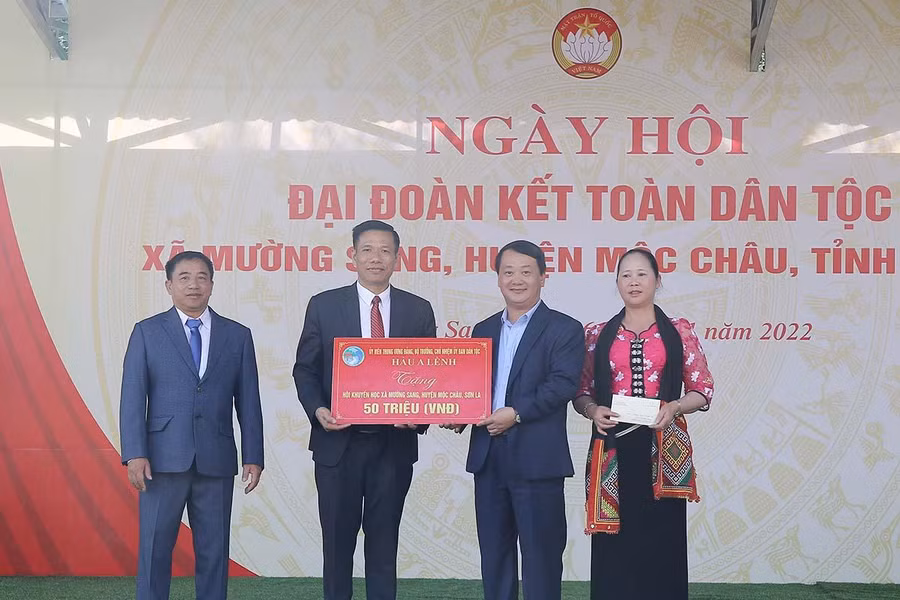 Ông Hầu A Lềnh (thứ 2 bên phải) tặng 50 triệu đồng ủng hộ Quỹ khuyến học xã Mường Sang. (Ảnh Huy Thành).