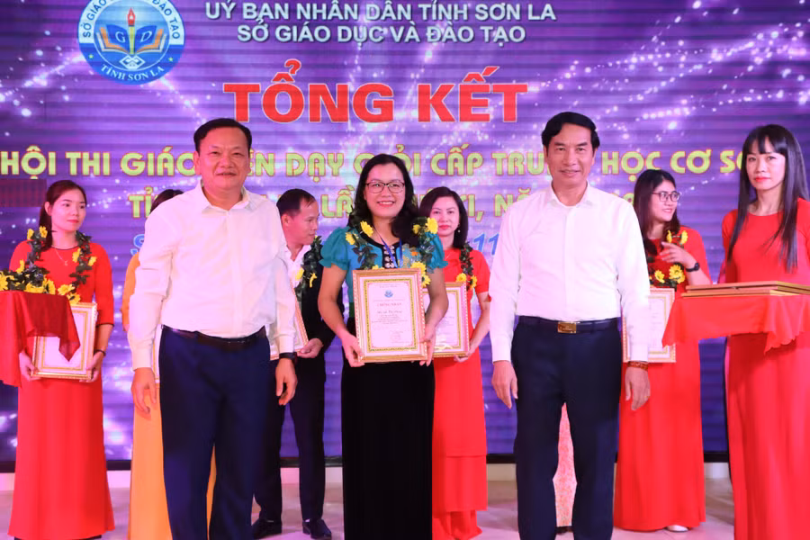 Lãnh đạo Sở GD&amp;ĐT tỉnh Sơn La tặng Bằng khen cho các giáo viên dạy giỏi.