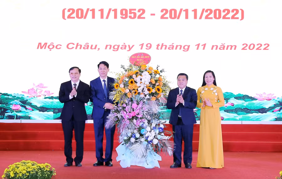 Ông Nguyễn Thái Hưng (người đầu tiên bên phải) tặng hoa chúc mừng huyện Mộc Châu.