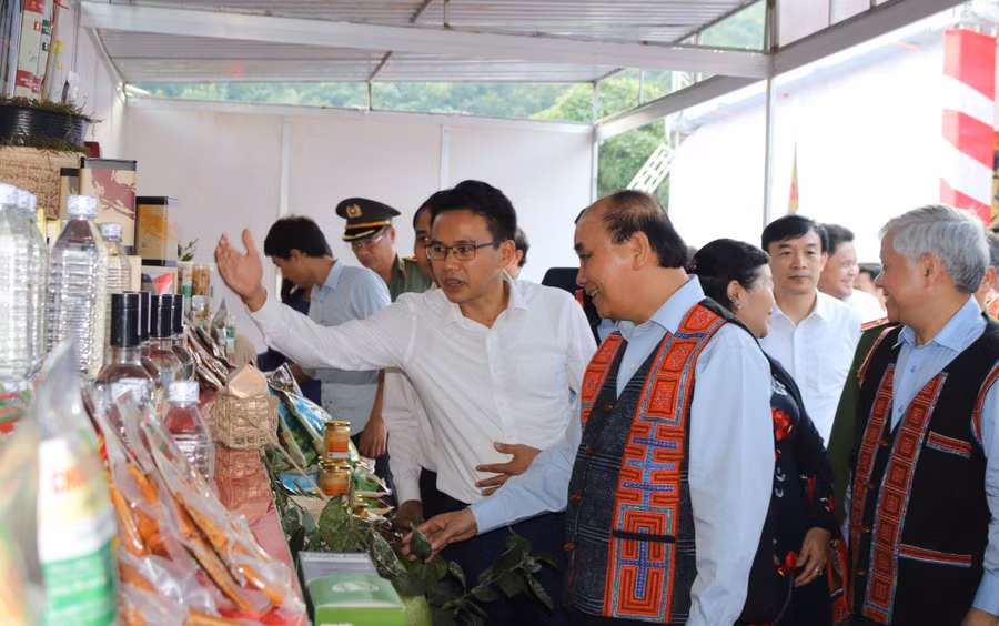 Chủ tịch nước tham quan các gian hàng nông sản và sản phẩm OCOP.