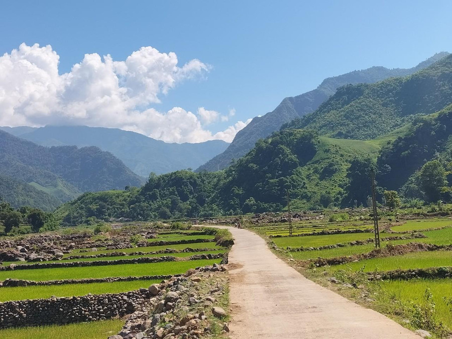 Sau trận lũ lịch sử năm 2017 đã làm hư hỏng nhiều tuyến đường dân sinh, huyện Mường La đã tập trung nguồn lực xây dựng đường bê tông phẳng phiu nối trung tâm huyện cho người dân phát triển kinh tế.