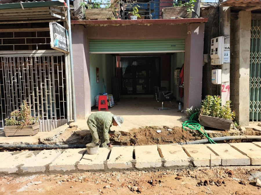 Cống, rãnh thoát nước và làm đường luôn được huyện chú trọng quan tâm đầu tư và sửa chữa.