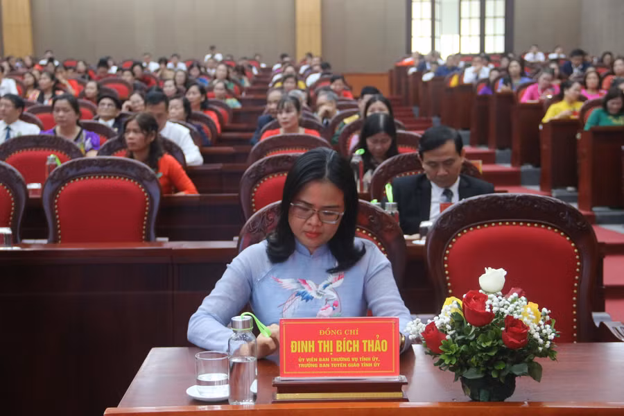 Bà Đinh Thị Bích Thảo, Trưởng ban Tuyên giáo Tỉnh ủy Sơn La tham dự Lễ kỷ niệm.