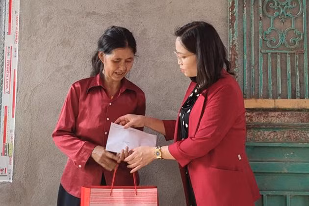 Lãnh đạo thành phố Sơn La trao tiền hỗ trợ làm nhà "Đại đoàn kết" cho người nghèo.