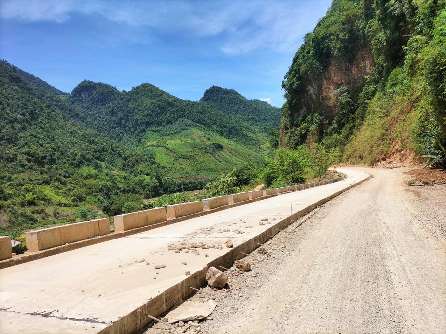 Hiện nay, huyện Mường La đang đầu tư nâng cấp tuyến đường từ Trung tâm huyện với xã Ngọc Chiến vừa để tạo động lực phát triển du lịch, vừa giúp người dân phát triển kinh tế.
