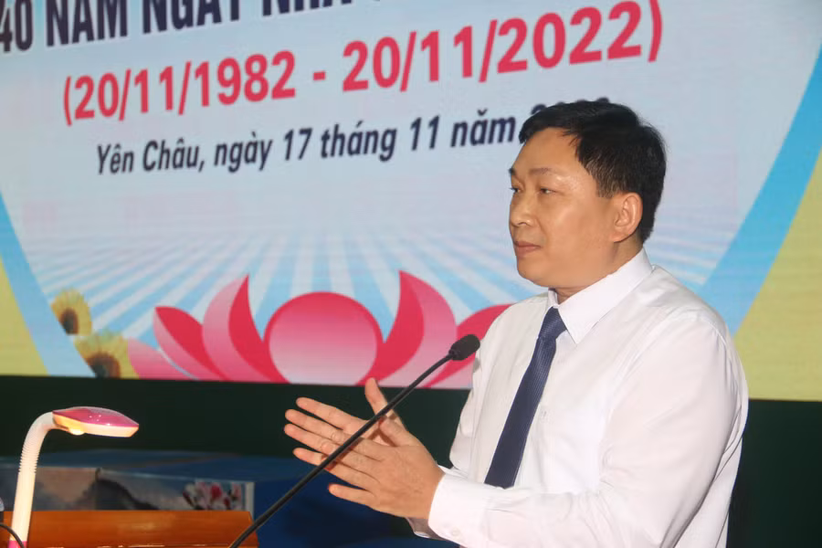 Ông Lù Văn Cường, Chủ tịch UBND huyện Yên Châu phát biểu tại lễ kỷ niệm ngày nhà giáo Việt Nam.