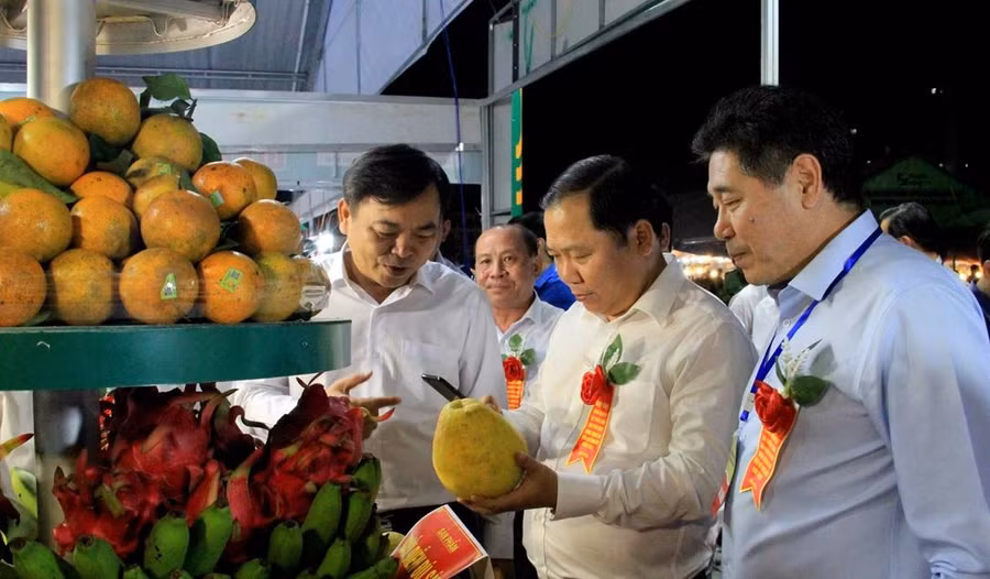 Các đại biểu thăm gian hàng trưng bày sản phẩm OCOP của tỉnh Hoà Bình.