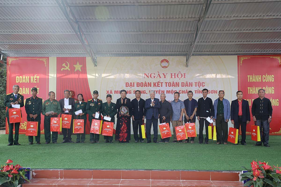 Ủy ban Trung ương MTTQ Việt Nam tặng quà cho người có công với cách mạng và người có uy tín xã Mường Sang, huyện Mộc Châu. Ảnh Huy Thành.
