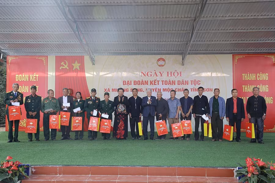Ủy ban Trung ương MTTQ Việt Nam tặng quà cho người có công với cách mạng và người có uy tín xã Mường Sang, huyện Mộc Châu. Ảnh Huy Thành.