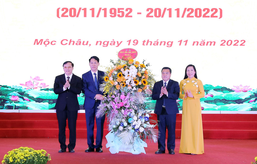 Ông Nguyễn Thái Hưng (người đầu tiên bên phải) tặng hoa chúc mừng huyện Mộc Châu. Ông Nguyễn Thái Hưng (người đầu tiên bên phải) tặng hoa chúc mừng huyện Mộc Châu.