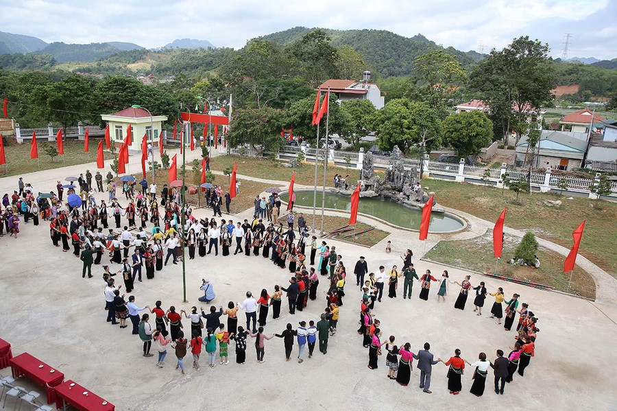 Các đại biểu và người dân múa vòng xòe đại đoàn kết tại ngày hội.