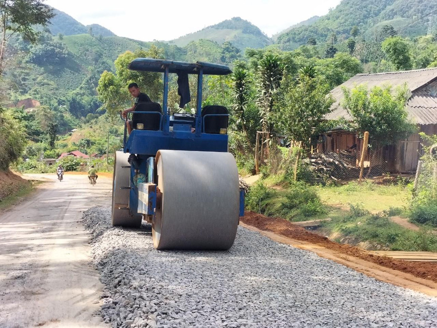 Những năm qua, huyện Mường La luôn dành nguồn vốn xây dựng và nâng cấp đường để người dân đi lại và vận chuyển hàng hoá.
