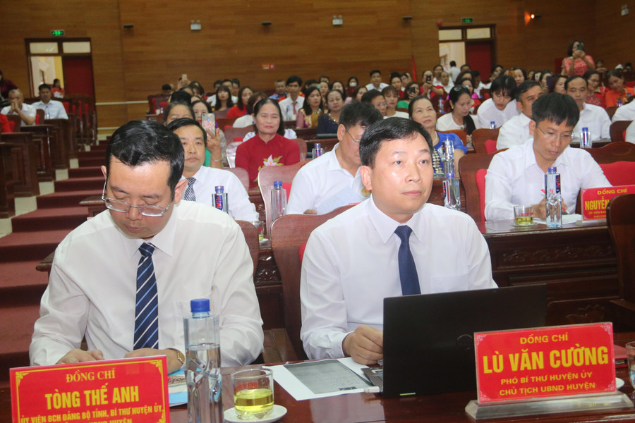 Ông Tòng Thế Anh (bên trái) tại lễ kỷ niệm Ngày Nhà giáo Việt Nam. Ông Tòng Thế Anh (bên trái) tại lễ kỷ niệm Ngày Nhà giáo Việt Nam.