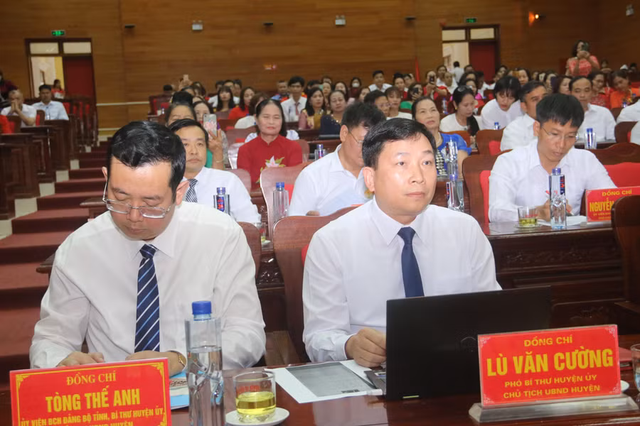 Ông Tòng Thế Anh (bên trái) tại lễ kỷ niệm Ngày Nhà giáo Việt Nam.