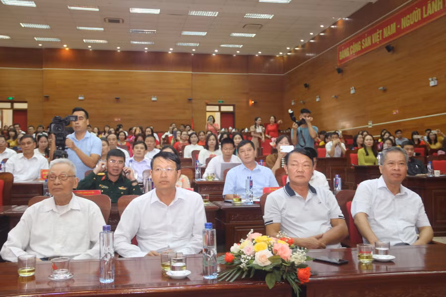 Các đại biểu tham dự lễ kỷ niệm ngày nhà giáo Việt Nam.