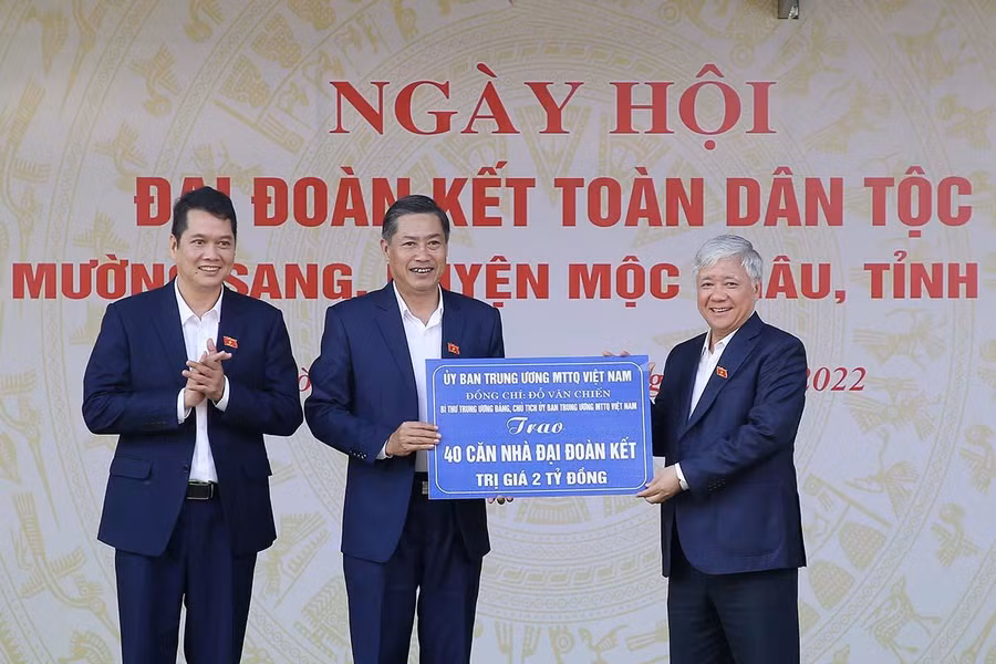 Ông Đỗ Văn Chiến (bên phải) trao hỗ trợ kinh phí xây dựng 40 nhà Đại đoàn kết cho tỉnh Sơn La.