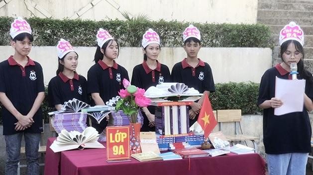 Học sinh Trường TH&amp;THCS Mường Lầm thuyết trình phần thi xếp sách nghệ thuật.