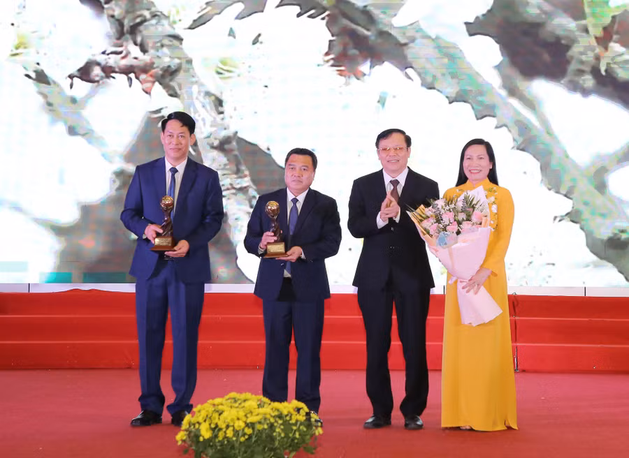 Ông Nguyễn Thái Hưng (người thứ 2 từ phải sang) chuyển trao Cúp giải thưởng "Điểm đến thiên nhiên hàng đầu Châu Á và Thế giới" cho huyện Mộc Châu.