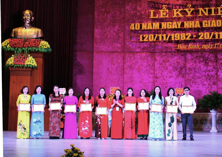 Lãnh đạo Sở GD&ĐT tặng giấy khen cho các tập thể có thành tích tiêu biểu trong đợt thi đua đặc biệt chào mừng 40 năm Ngày Nhà giáo Việt Nam. Lãnh đạo Sở GD&ĐT tặng giấy khen cho các tập thể có thành tích tiêu biểu trong đợt thi đua đặc biệt chào mừng 40 năm Ngày Nhà giáo Việt Nam.