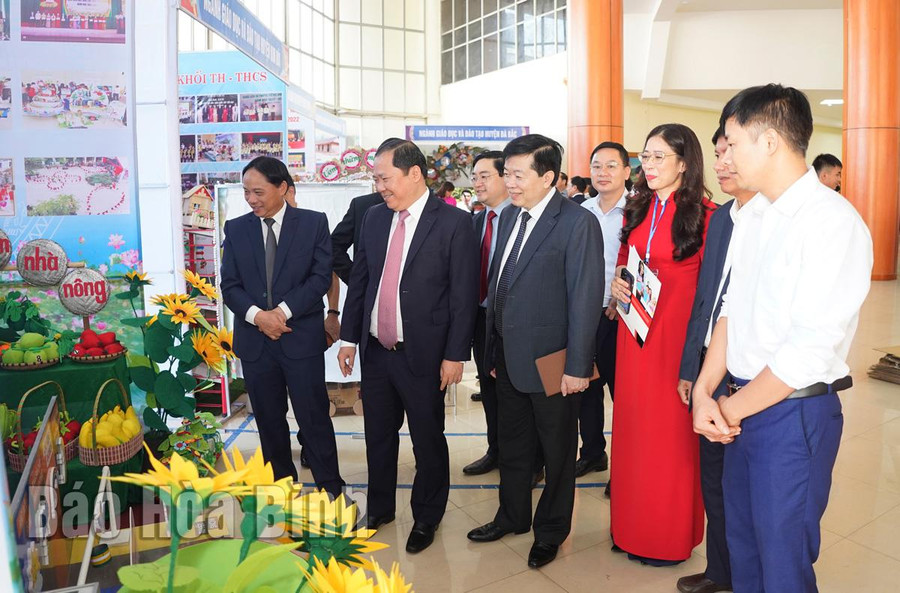 Lãnh đạo tỉnh Hoà Bình và các đại biểu tham quan gian trưng bày thành tựu ngành GD&ĐT. Lãnh đạo tỉnh Hoà Bình và các đại biểu tham quan gian trưng bày thành tựu ngành GD&ĐT.