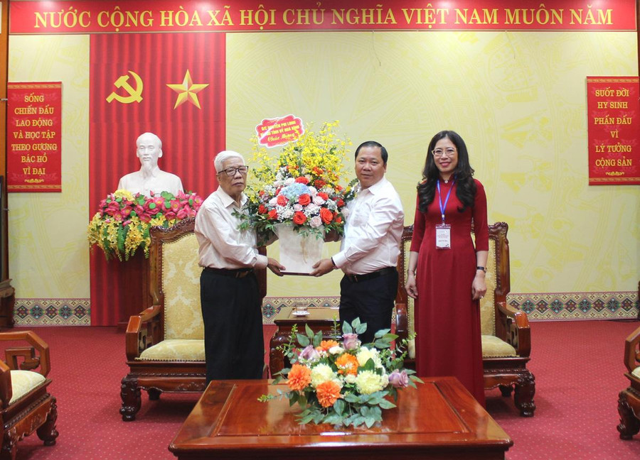 Ông Nguyễn Phi Long (đứng giữa) tặng hoa chúc mừng Nhà giáo Nhân dân Nguyễn Bạch Đằng. Ông Nguyễn Phi Long (đứng giữa) tặng hoa chúc mừng Nhà giáo Nhân dân Nguyễn Bạch Đằng.