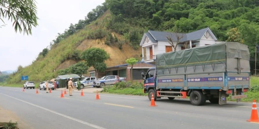 Ủy ban kiểm tra Đảng ủy Công an tỉnh Hòa Bình vừa thi hành kỷ luật nhiều Đảng viên thuộc Phòng Cảnh sát giao thông Công an tỉnh.