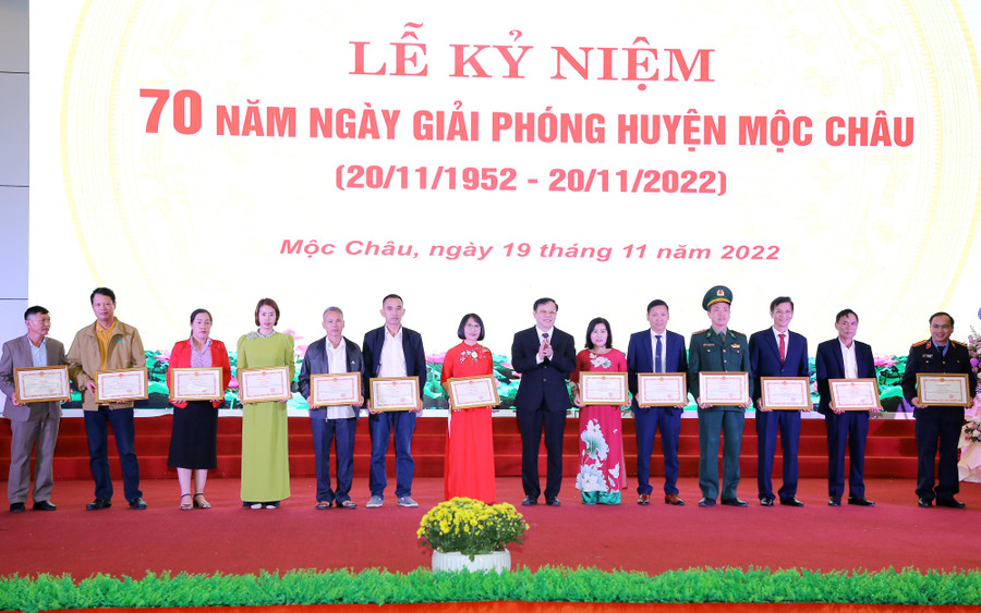 Các cá nhân, tập thể nhận Bằng khen của Chủ tịch UBND tỉnh Sơn La. Các cá nhân, tập thể nhận Bằng khen của Chủ tịch UBND tỉnh Sơn La.