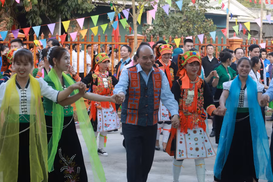 Chủ tịch nước Nguyễn Xuân Phúc cùng các đại biểu và bà con nhân dân múa vòng xoè đoàn kết.