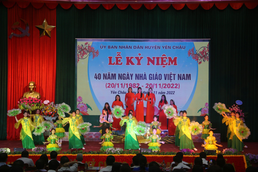 Tiết mục văn nghệ chào mừng kỷ niệm 40 năm Ngày Nhà giáo Việt Nam. Tiết mục văn nghệ chào mừng kỷ niệm 40 năm Ngày Nhà giáo Việt Nam.