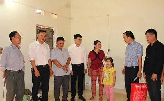 Lãnh đạo thành phố đến thăm và tặng quà gia đình bà Tòng Thị Diên nhân dịp nhận ngôi nhà mới.