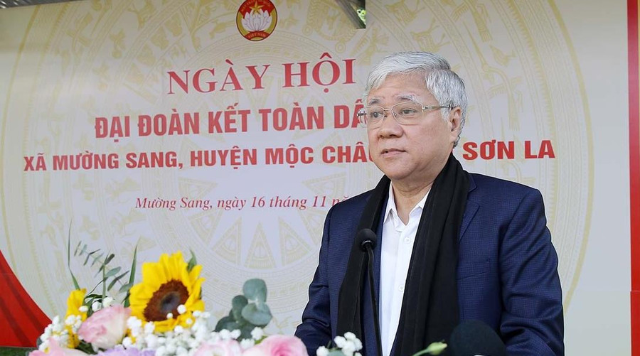 Ông Đỗ Văn Chiến, Ủy viên Bộ Chính trị, Bí thư Trung ương Đảng, Chủ tịch Ủy ban MTTQ Việt Nam phát biểu tại Ngày hội Đại đoàn kết ở xã Mường Sang, huyện Mộc Châu. (Ảnh Huy Thành).