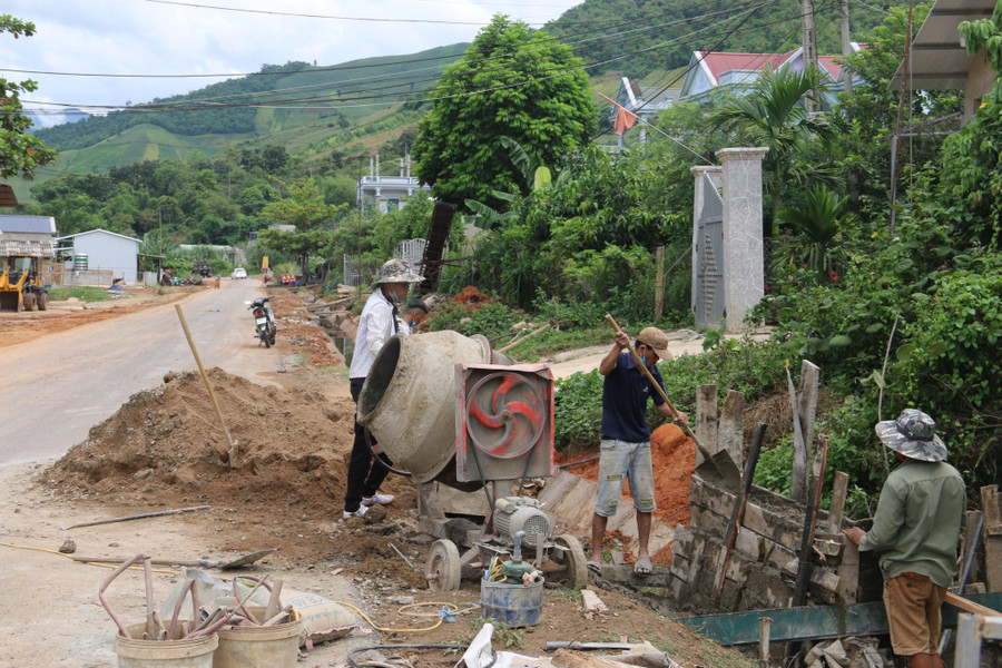 Người dân góp công cùng chính quyền địa phương làm đường giao thông nông thôn. Người dân góp công cùng chính quyền địa phương làm đường giao thông nông thôn.