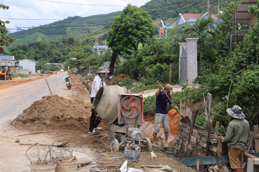 Người dân góp công cùng chính quyền địa phương làm đường giao thông nông thôn.