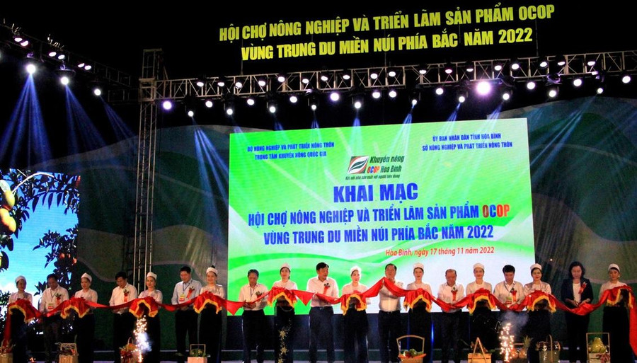 Các đại biểu cắt băng khai mạc Hội chợ Nông nghiệp và Triển lãm sản phẩm OCOP vùng Trung du miền núi phía Bắc.