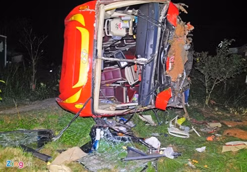 hiện trường vụ xe khách lao xuống vực, 30 hành khách bị thương hình 0 hien truong vu xe khach lao xuong vuc, 30 hanh khach bi thuong hinh 0