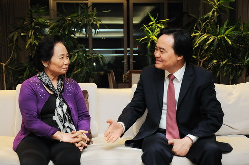 GS.TS Nguyễn Thị Doan cùng Bộ trưởng Phùng Xuân Nhạ trao đổi những vấn đề của công cuộc đổi mới giáo dục hiện nay