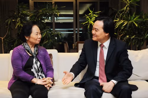 GS.TS Nguyễn Thị Doan cùng Bộ trưởng Phùng Xuân Nhạ trao đổi những vấn đề của công cuộc đổi mới giáo dục hiện nay